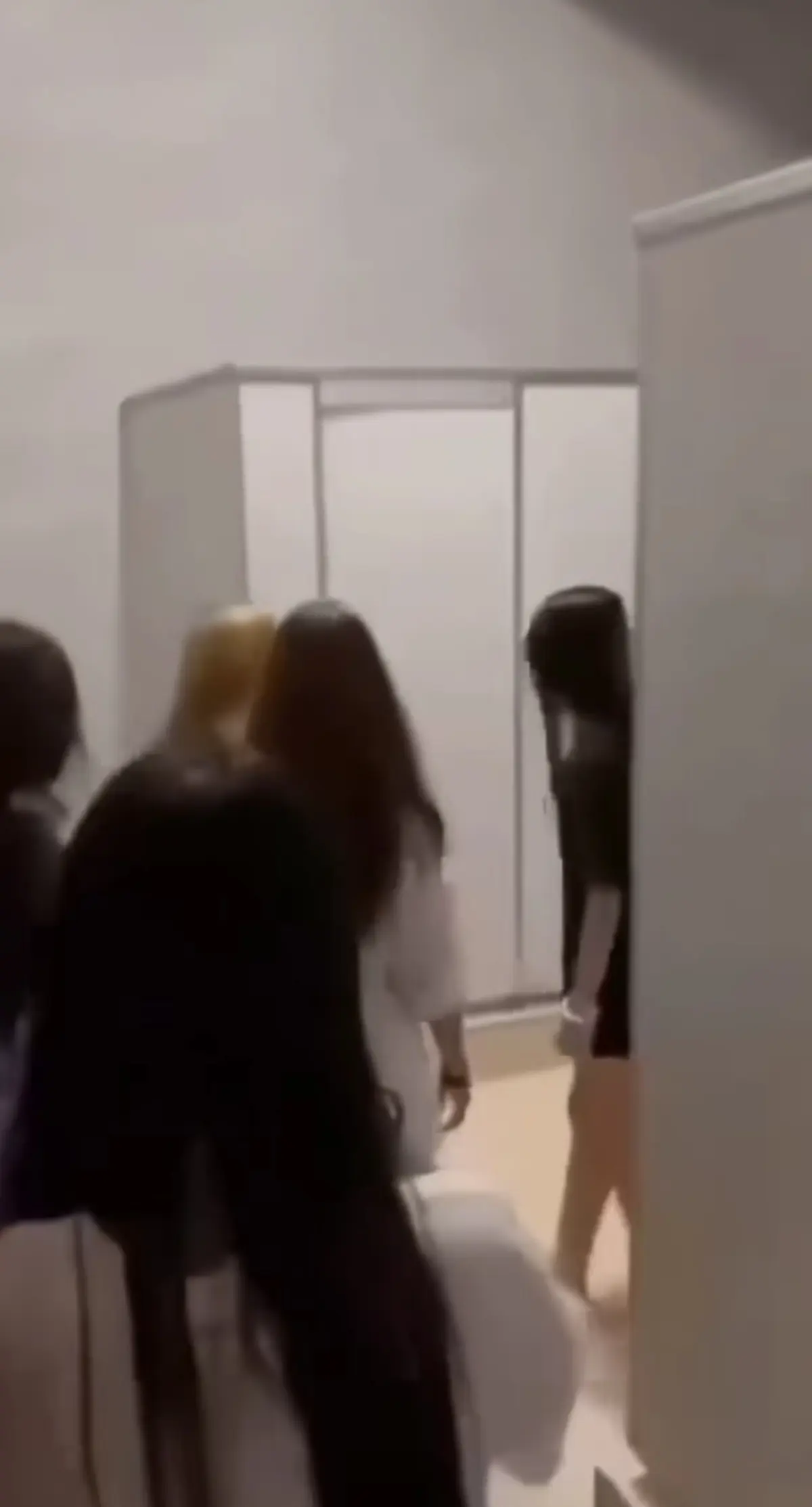 《厕所保卫战女生原视频》全片1080P超清画质免费看，纯净极速播放-百度云/夸克/迅雷/UC/阿里云网盘资源提取
