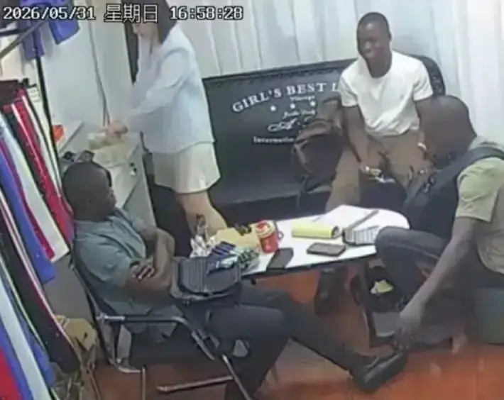 免费看《三个黑人买衣服》视频，1080P高清无删减，黑人买衣服情节丰富，老板娘互动超有趣！