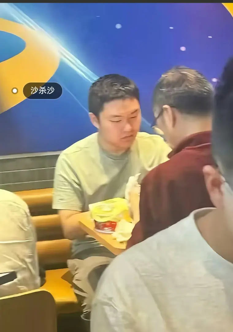 聚焦《上海第二工业大学沙哥》，沙哥回应进展揭秘，砸门视频免费在线，老师请沙哥吃汉堡哥后续别落下！