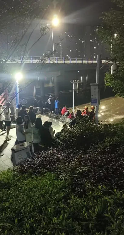 《湖南宁乡任福路小伙百人战》