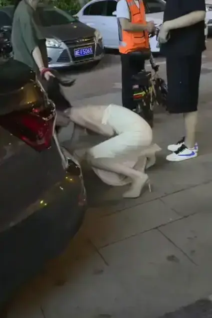 太可怕！《白衣女子被抓头发跳河》，小三当街被扯发拖行后跳河，落水事件全程无删减，高清免费看！