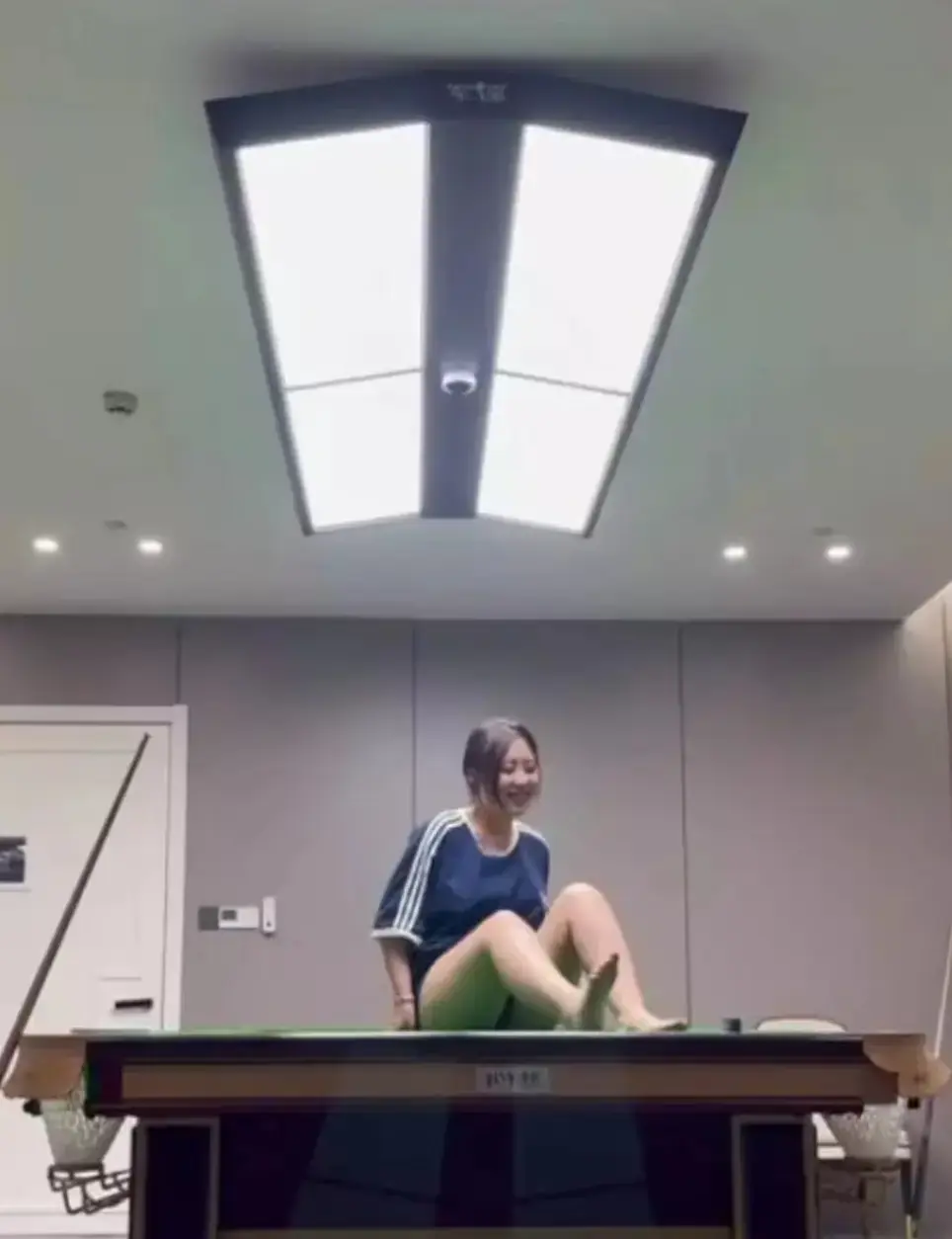快看《江苏东台名爵台球厅事件》，江苏东台名爵台球厅助教风波，“特别待遇”视频流出，流畅不卡顿免费看！