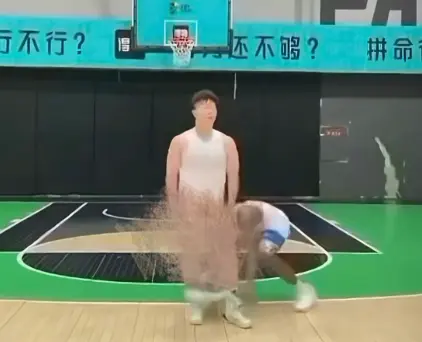 热门视频《牛教练的裤子》，黑哥于球场对牛教练使坏扯裤子，《牛教练的裤子》中牛教练追黑哥，此犯规咋界定？免费畅看！