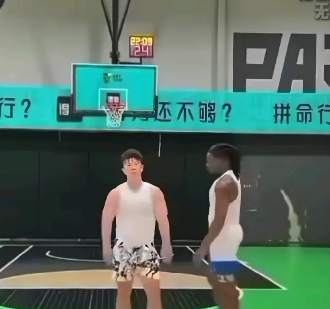 快来围观《牛教练的裤子》！篮球1V1单挑，黑哥偷袭牛教练，《牛教练的裤子》剧情欢乐不断，免费观看不卡顿！