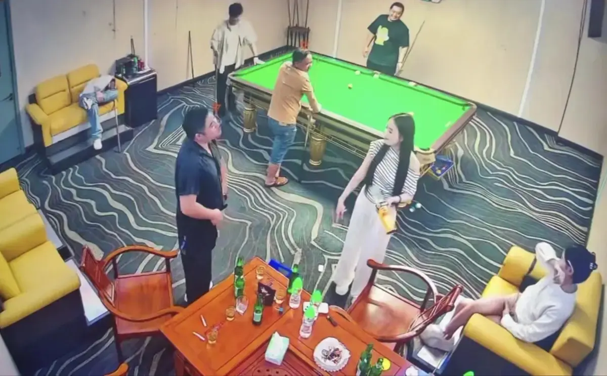 免费看《台球厅助教2V5》男女对战全片
